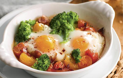 HUEVOS CON BRÓCOLI Y TOMATES CHERRY